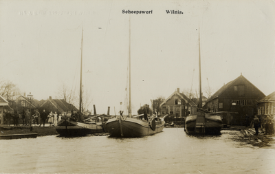 15356 Gezicht op de scheepswerf van Haring met enkele vrachtschepen en de bebouwing aan de Oudhuizerweg te Wilnis. N.B. ...